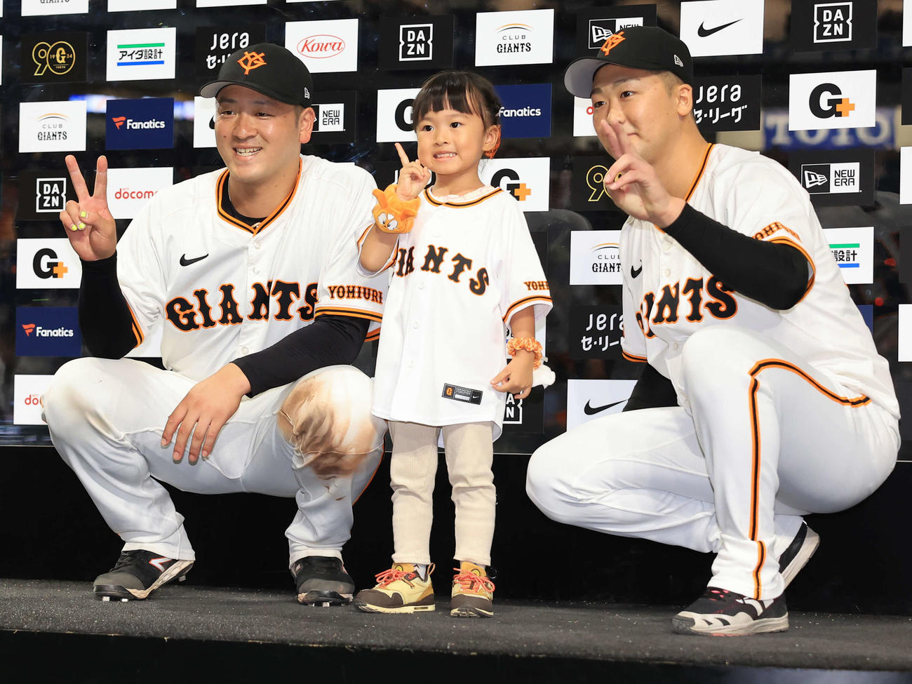巨人対ヤクルト　ヒーローインタビューで女の子と笑顔で記念撮影する巨人岸田（左）と船迫（撮影・浅見桂子）