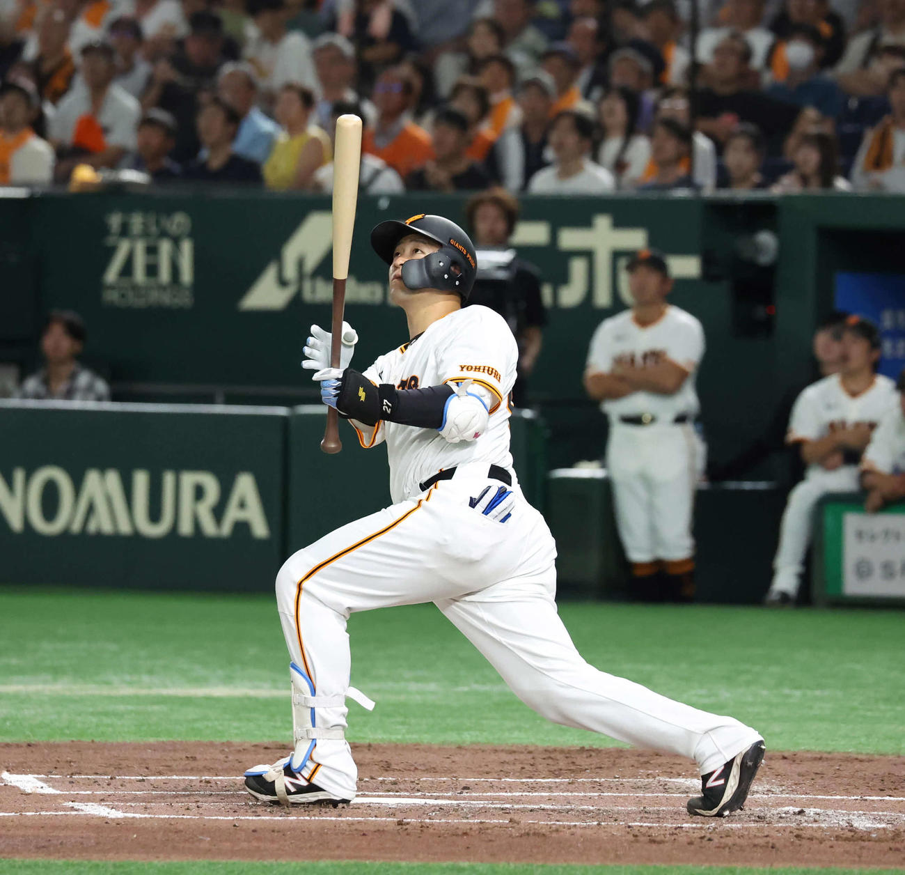 巨人対ヤクルト　2回裏巨人無死二、三塁、岸田は左越えに3点本塁打を放つ（撮影・丹羽敏通）