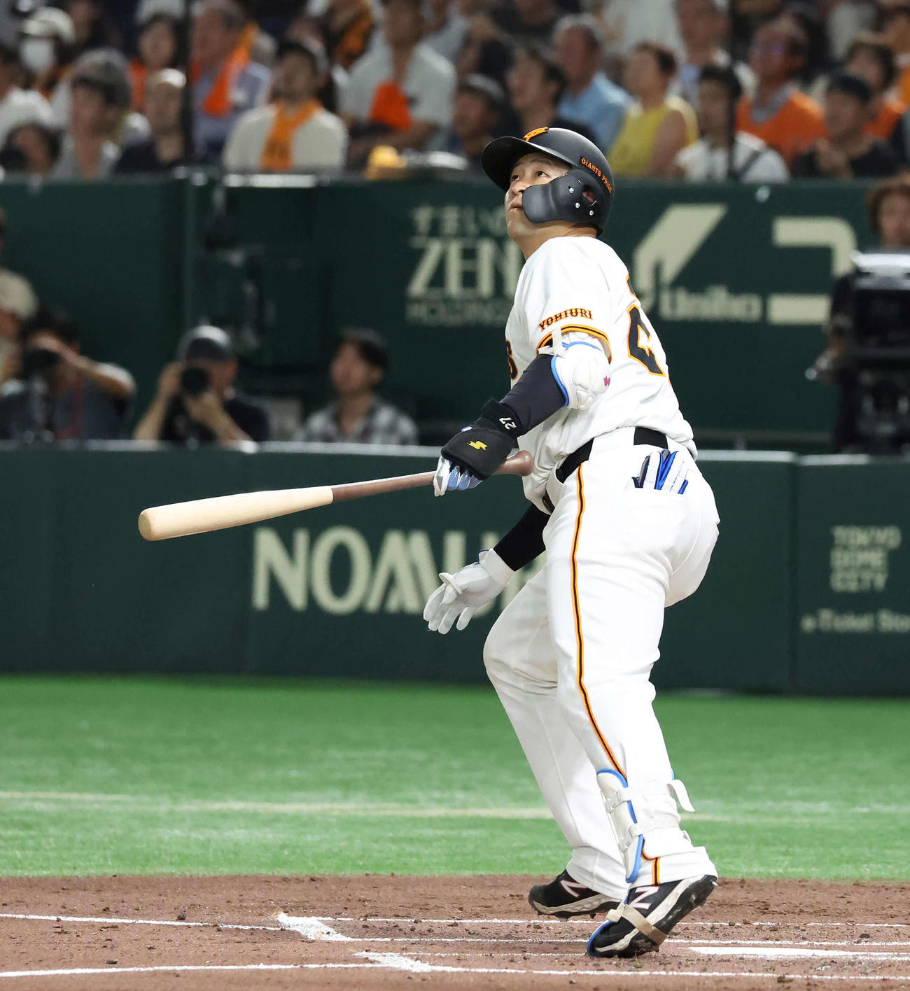 巨人対ヤクルト　2回裏巨人無死二、三塁、岸田は左越えに3点本塁打を放つ（撮影・丹羽敏通）