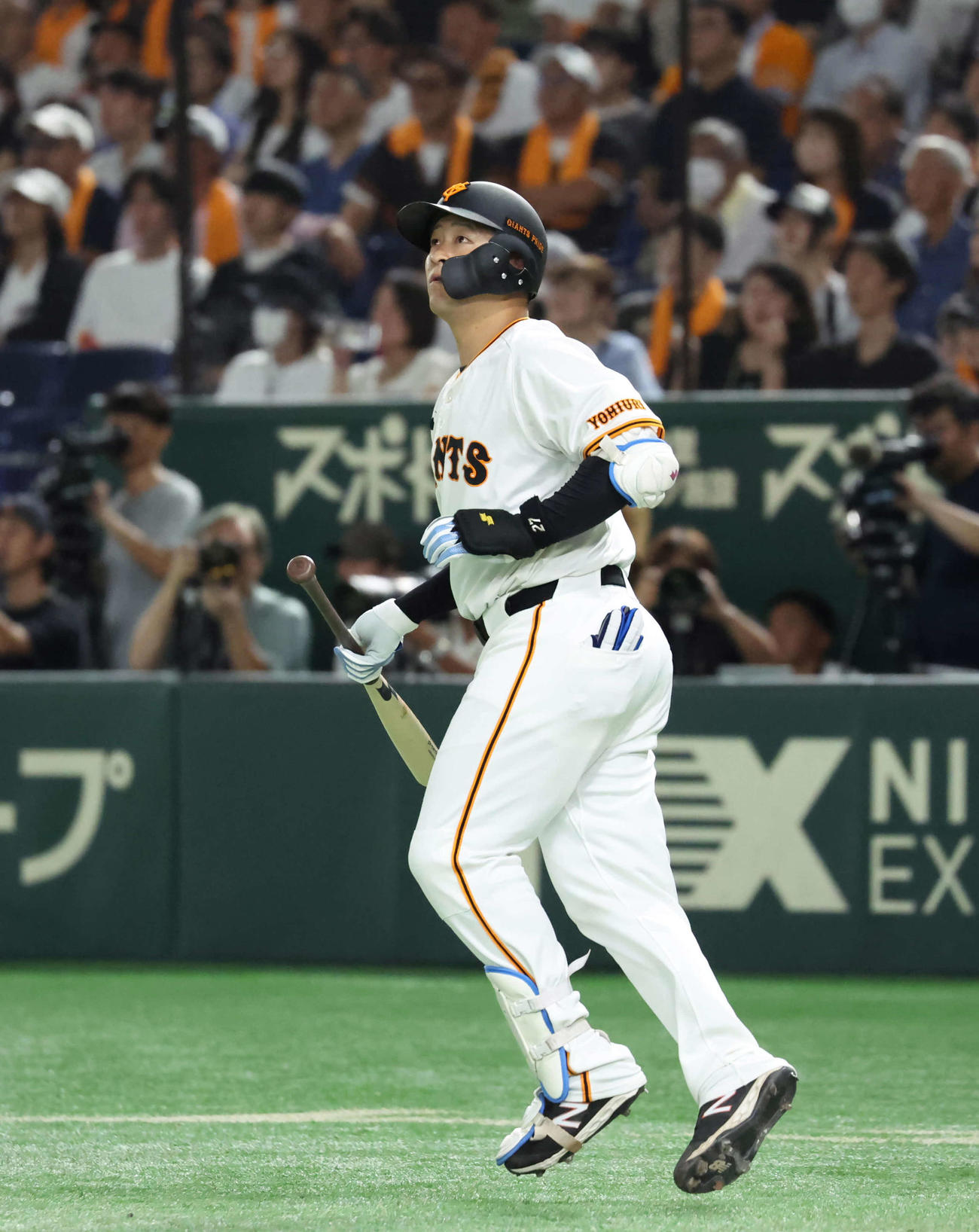 巨人対ヤクルト　2回裏巨人無死二、三塁、岸田は左越えに3点本塁打を放つ（撮影・丹羽敏通）