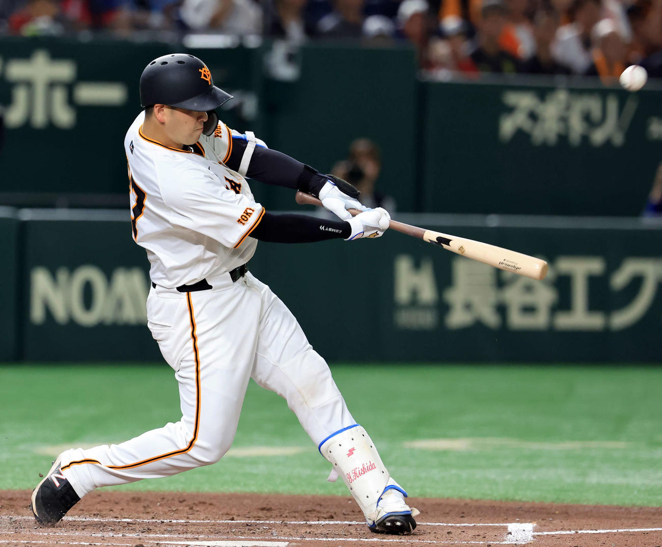 巨人対ヤクルト　2回裏巨人無死二、三塁、岸田は左越え3点本塁打を放つ（撮影・浅見桂子）