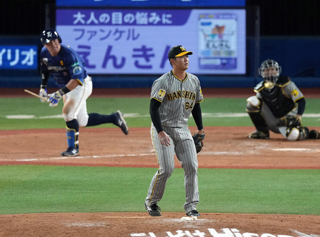 DeNA対阪神　8回裏DeNA2死二塁、牧に適時打を許す岡留（撮影・たえ見朱実）