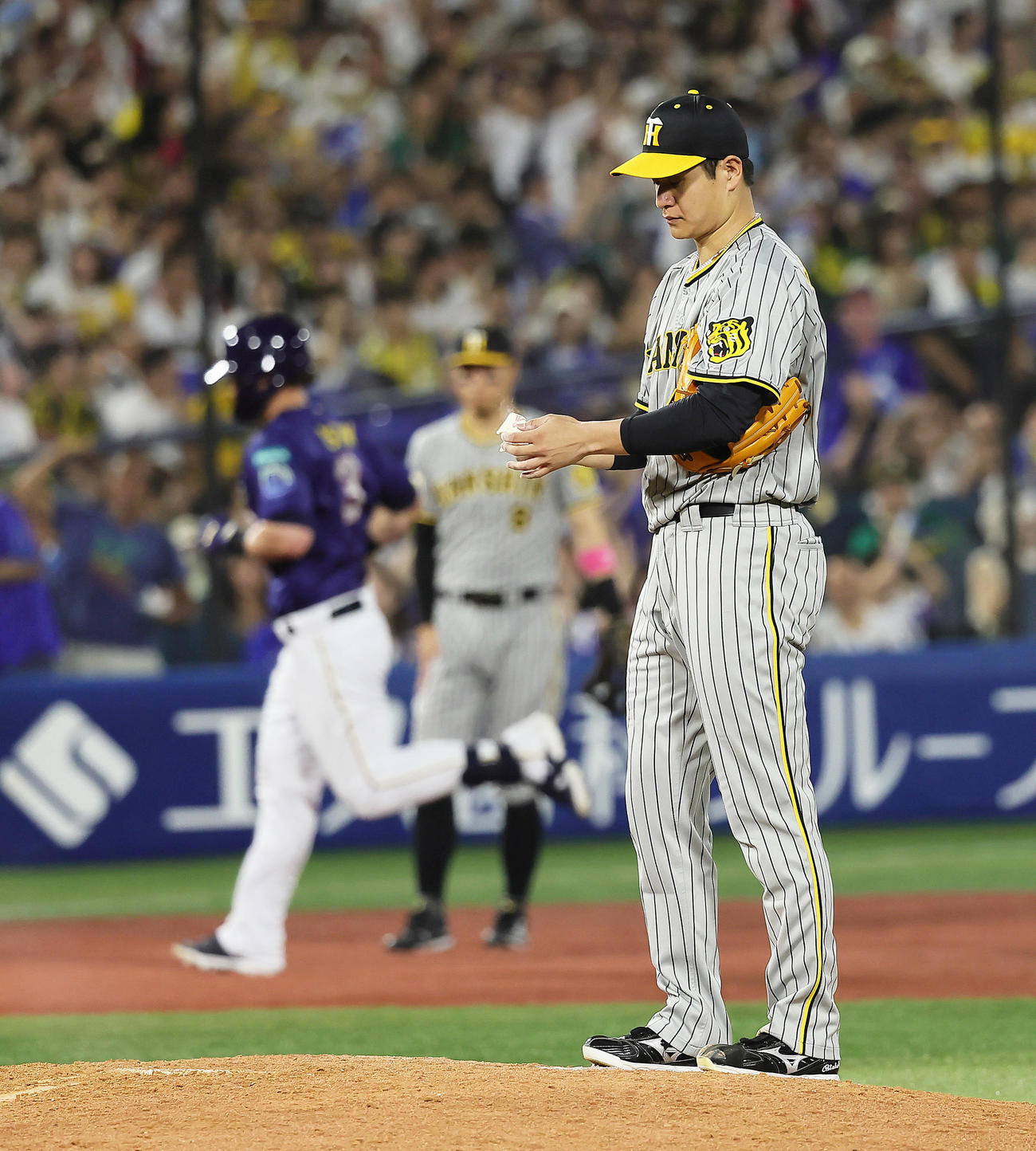 DeNA対阪神　6回裏DeNA無死、オースティン（後方）に本塁打を浴びた大竹（撮影・足立雅史）