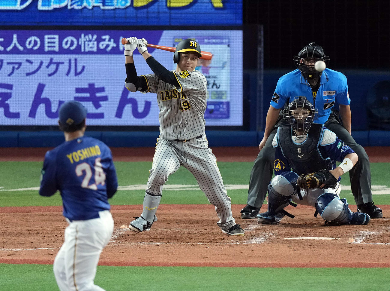 DeNA対阪神　4回表阪神2死一、二塁、遊安打を放つ大竹耕。投手吉野（撮影・たえ見朱実）