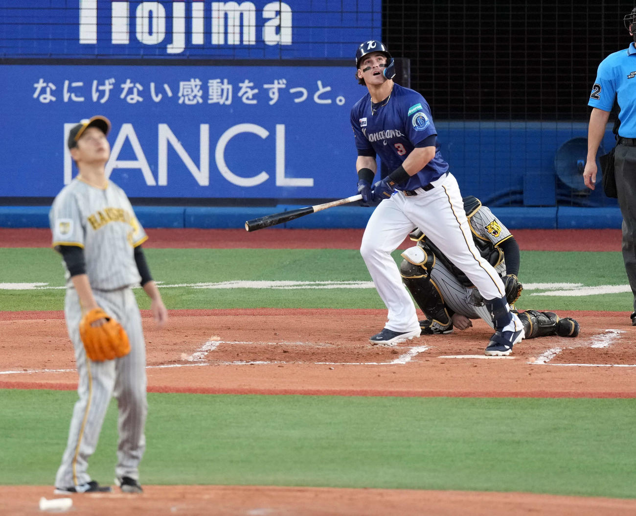 DeNA対阪神　1回裏DeNA1死一、二塁、左越えに同点の3点本塁打を放つオースティン。投手大竹（撮影・たえ見朱実）