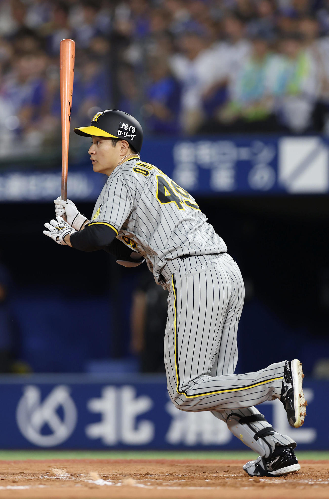 DeNA対阪神　4回表阪神2死一、二塁、遊撃へ内野安打を放つ大竹（撮影・前田充）