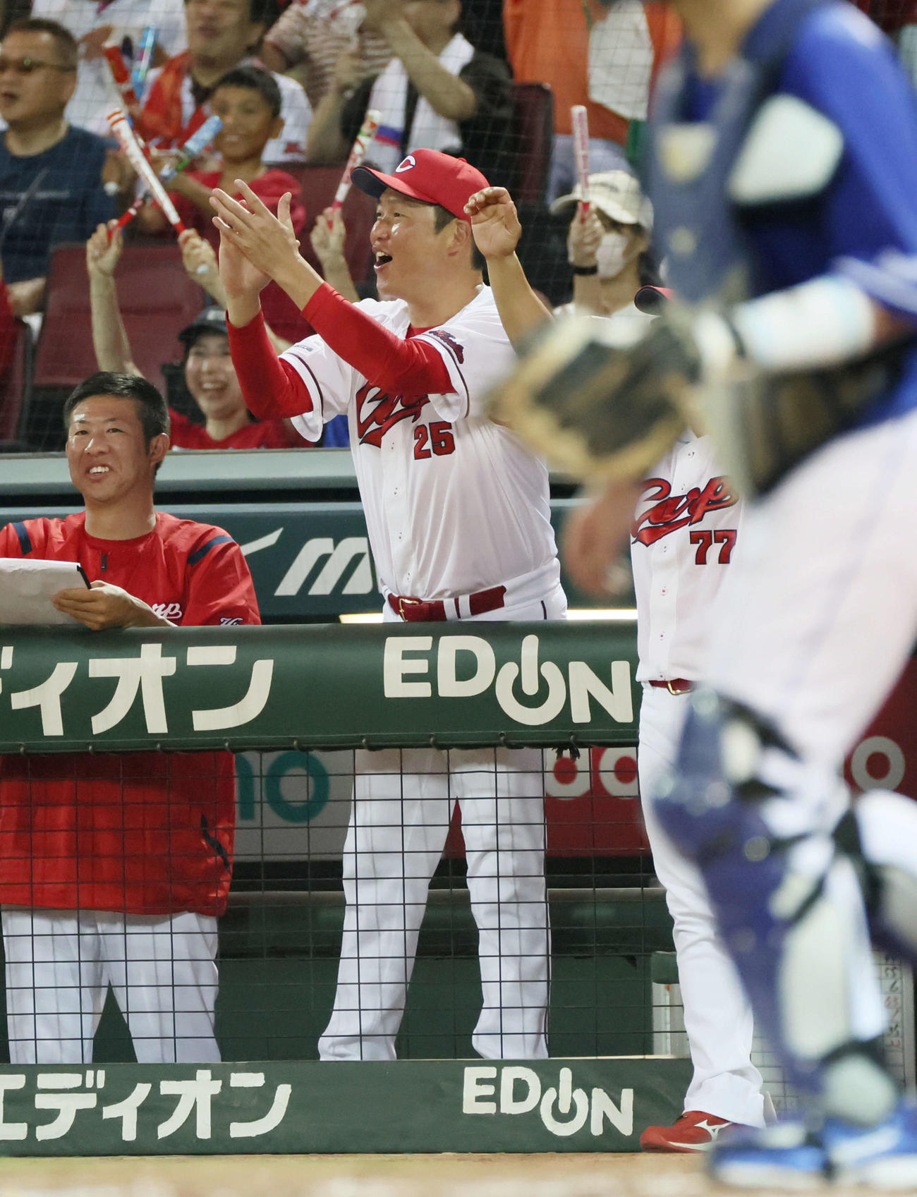 広島対中日　5回裏広島無死二、三塁、森下は勝ち越しの中前2点適時打を喜ぶ新井監督（撮影・加藤孝規）