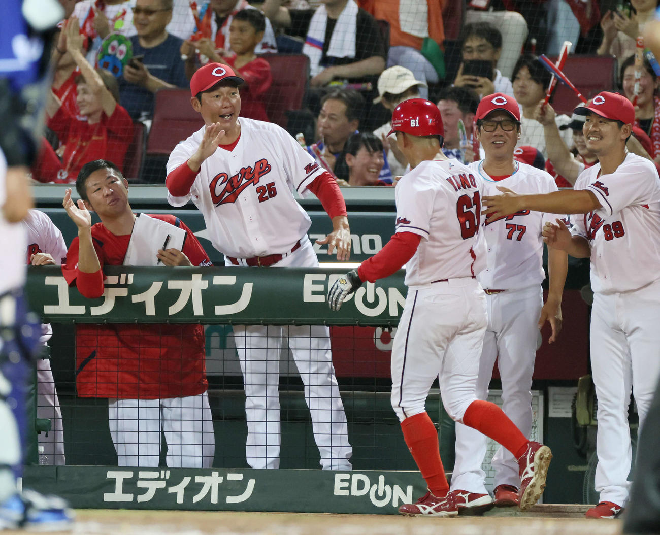 広島対中日　5回裏広島無死二、三塁、森下の中前勝ち越し2点適時打で生還した矢野を迎える新井監督（撮影・加藤孝規）