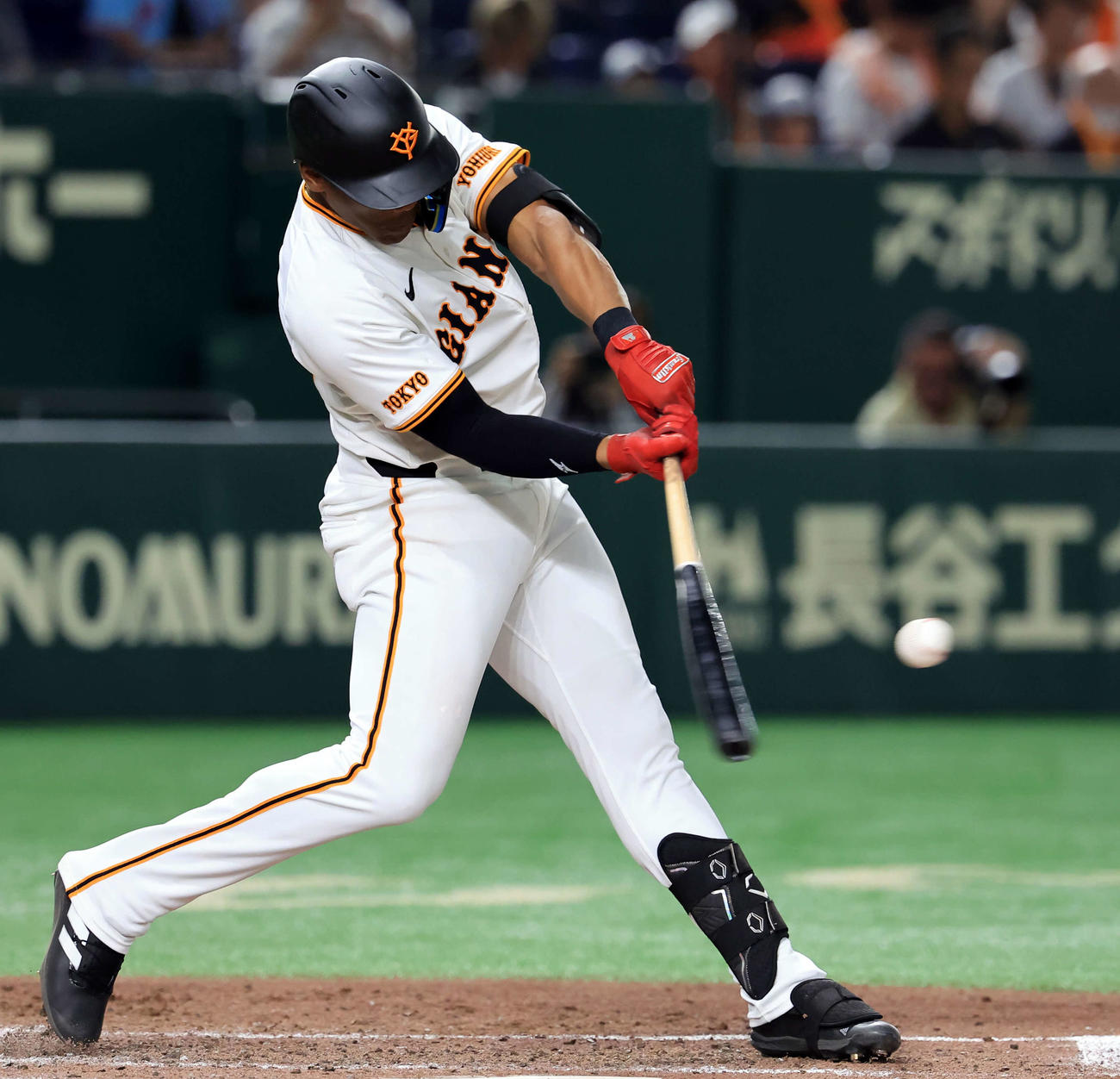 巨人対ヤクルト　5回裏巨人無死一塁、ヘルナンデスは2点本塁打を放つ（撮影・浅見桂子）
