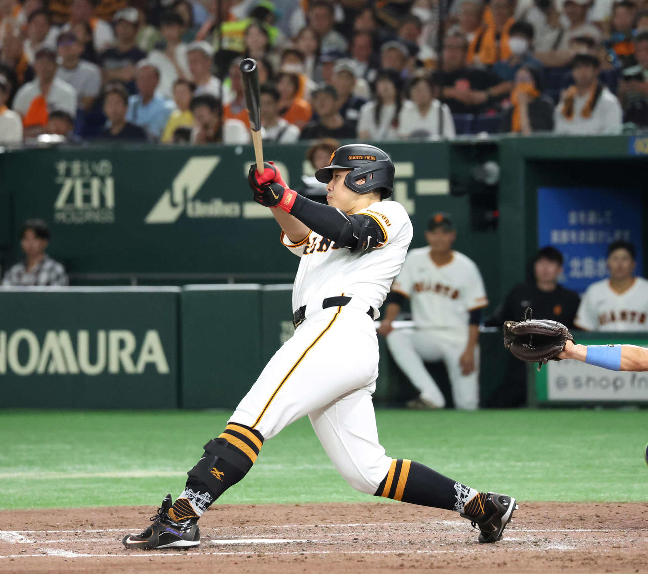巨人対ヤクルト　5回裏巨人無死、岡本和は左越えに本塁打を放つ（撮影・丹羽敏通）