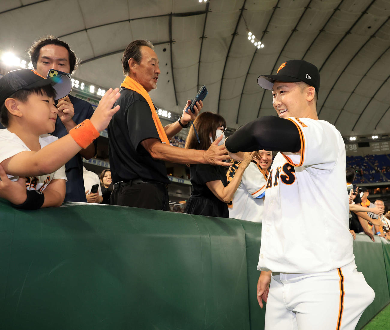 巨人対ヤクルト　場内1周で少年と笑顔でハイタッチする巨人船迫（撮影・浅見桂子）