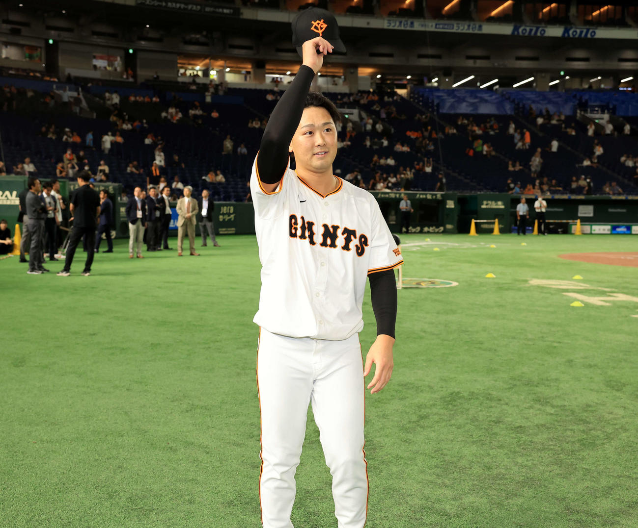 巨人対ヤクルト　場内1周を終え、スタンドにあいさつする巨人船迫（撮影・浅見桂子）