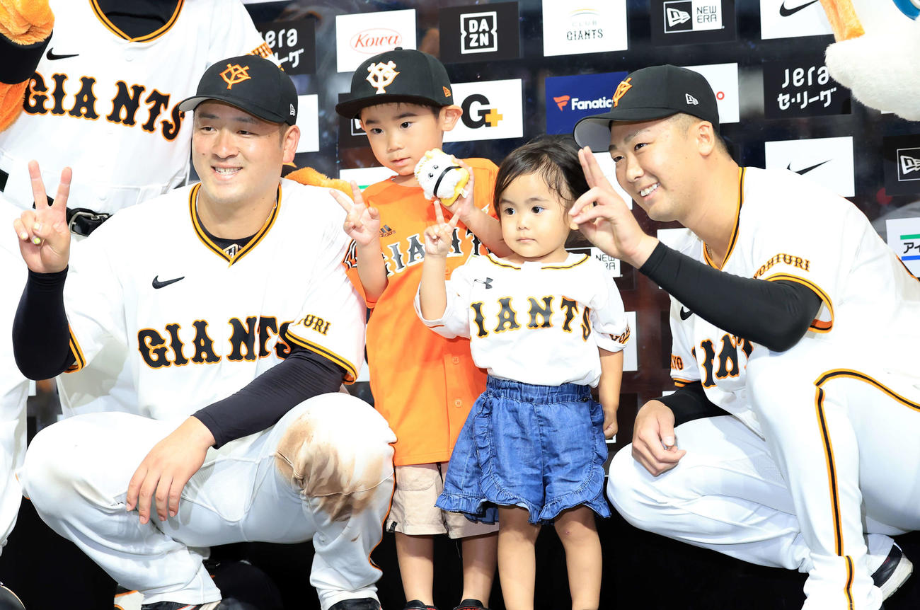 巨人対ヤクルト　ヒーローインタビューで子どものファンと笑顔で記念撮影する巨人岸田（左）と船迫（撮影・浅見桂子）