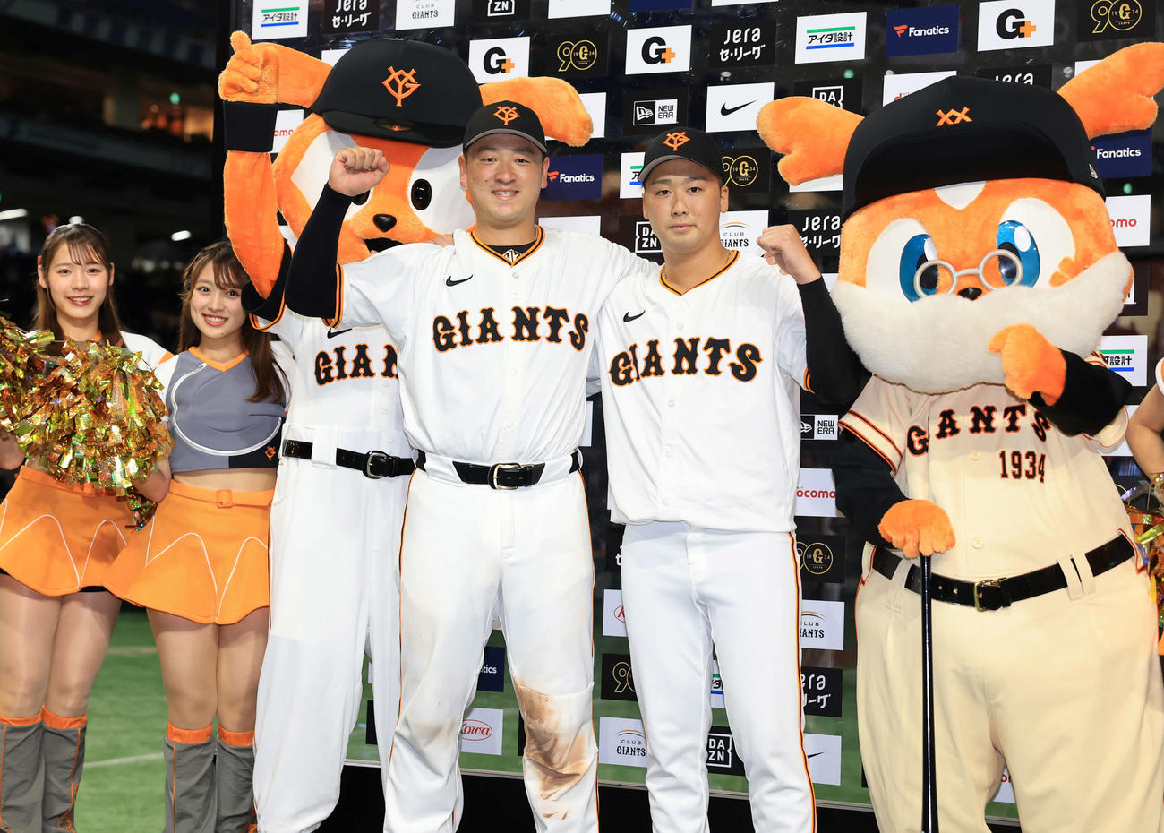 巨人対ヤクルト　ヒーローインタビューで肩を組み笑顔で記念撮影する巨人岸田（左）と船迫（撮影・浅見桂子）