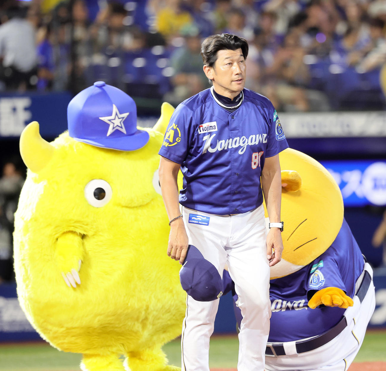 DeNA対阪神　連敗を止めスタンドにあいさつするDeNA三浦監督（撮影・足立雅史）