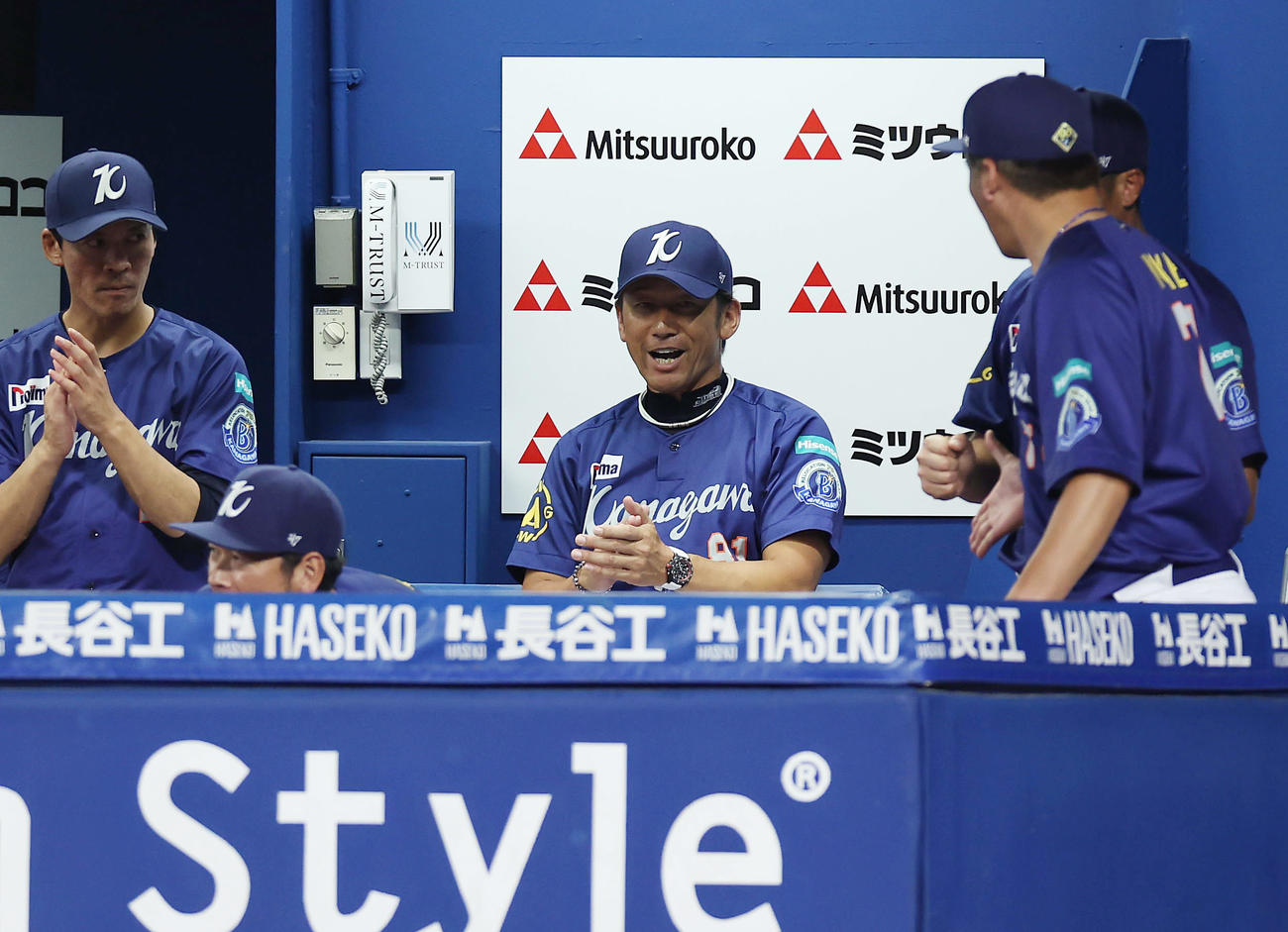 DeNA対阪神　阪神に勝利し連敗を止め、笑顔を見せるDeNA三浦監督（中央）ら（撮影・前田充）