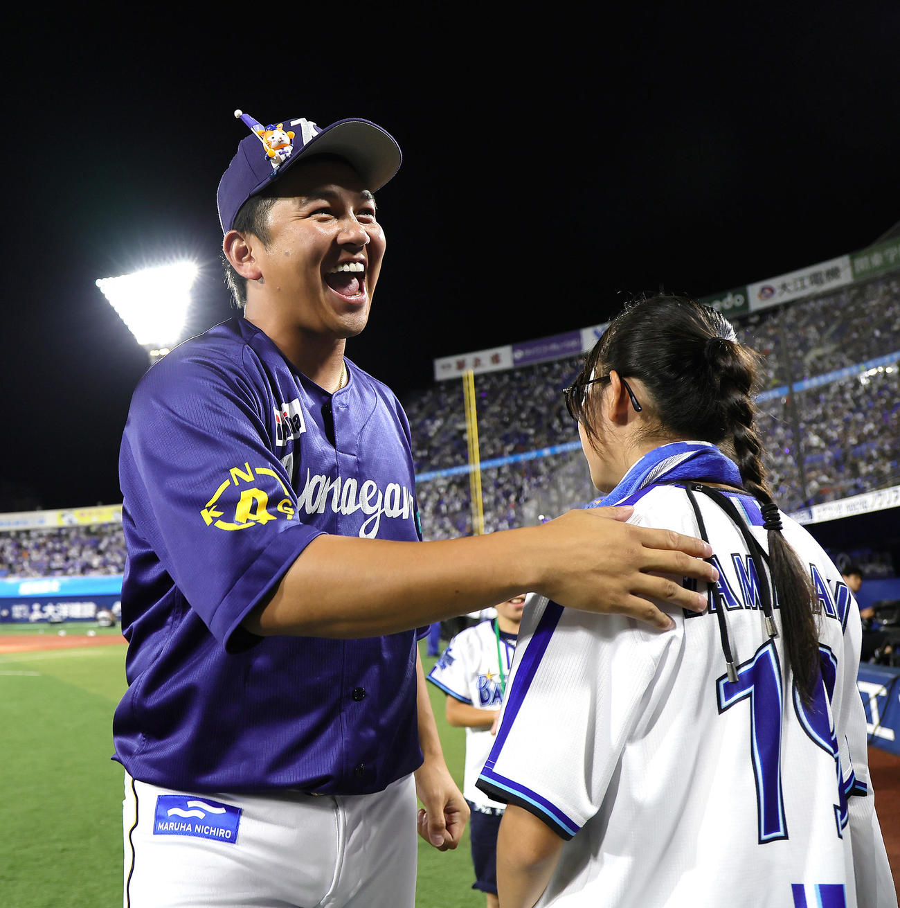 DeNA対阪神　ファンの子どもと笑顔でタッチを交わすDeNA山崎（撮影・足立雅史）