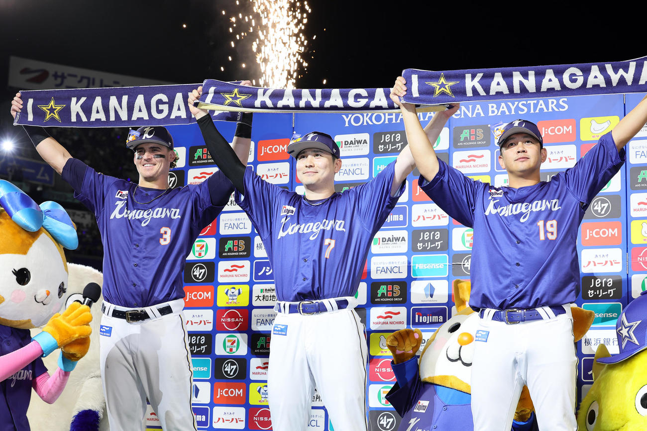 DeNA対阪神　お立ち台で笑顔を見せるDeNAの、左からオースティン、佐野、山崎（撮影・足立雅史）