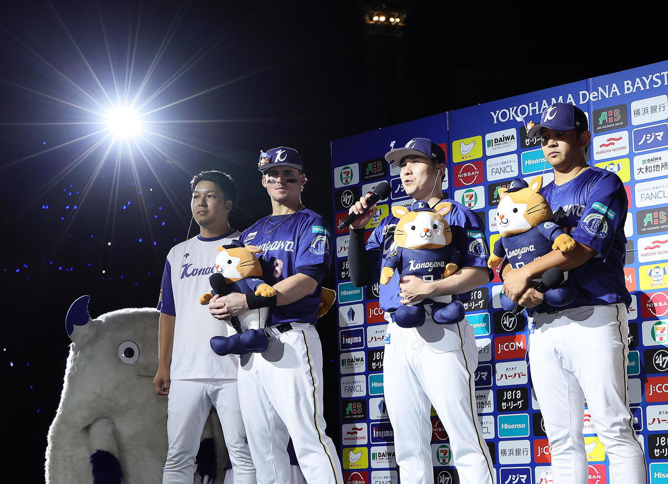DeNA対阪神　ヒーローインタビューに答えるDeNAの、左から一人おいてオースティン、佐野、山崎（撮影・足立雅史）