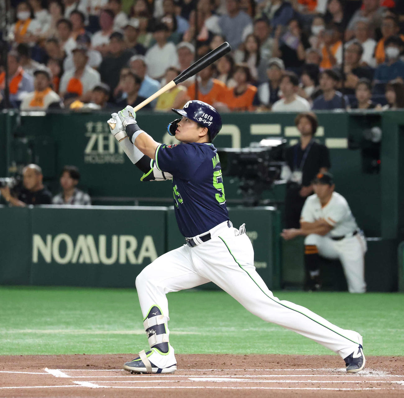 巨人対ヤクルト　1回表ヤクルト2死一塁、村上は先制の2点本塁打を放つ（撮影・丹羽敏通）