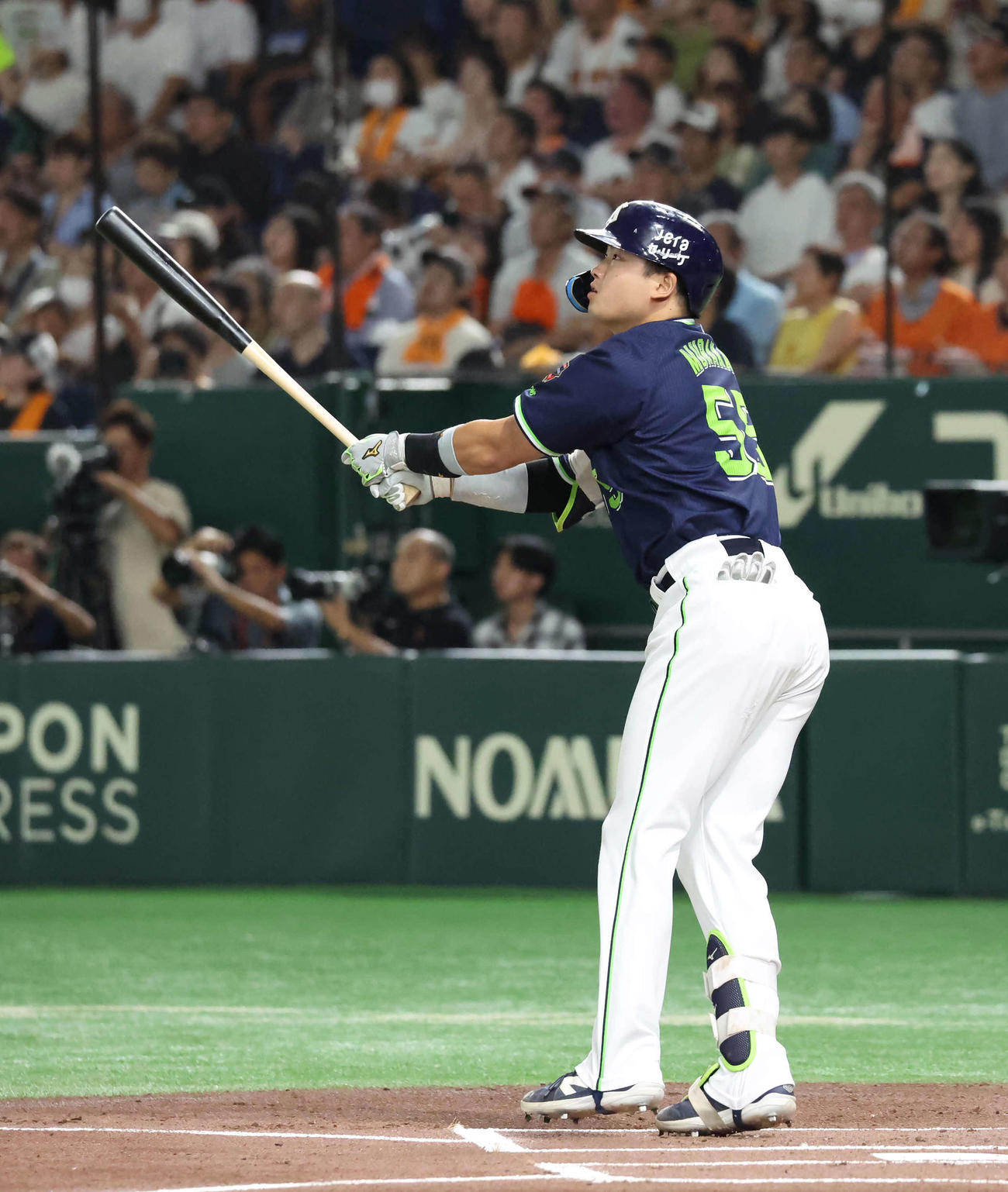 巨人対ヤクルト　1回表ヤクルト2死一塁、村上は先制の2点本塁打を放つ（撮影・丹羽敏通）