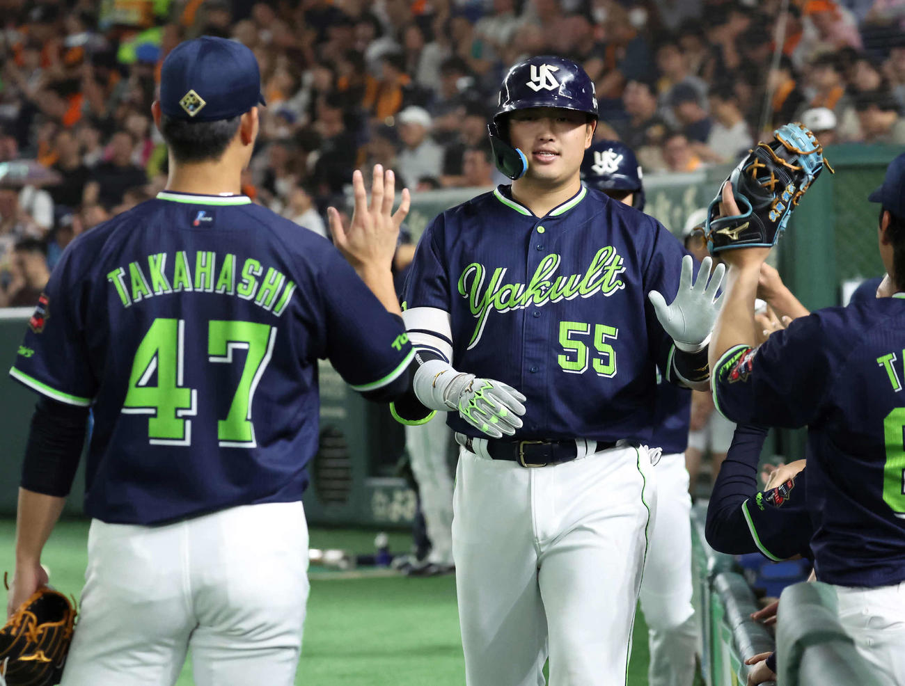 巨人対ヤクルト　1回表ヤクルト2死一塁、村上は先制の2点本塁打を放ちナインの祝福を受ける（撮影・丹羽敏通）