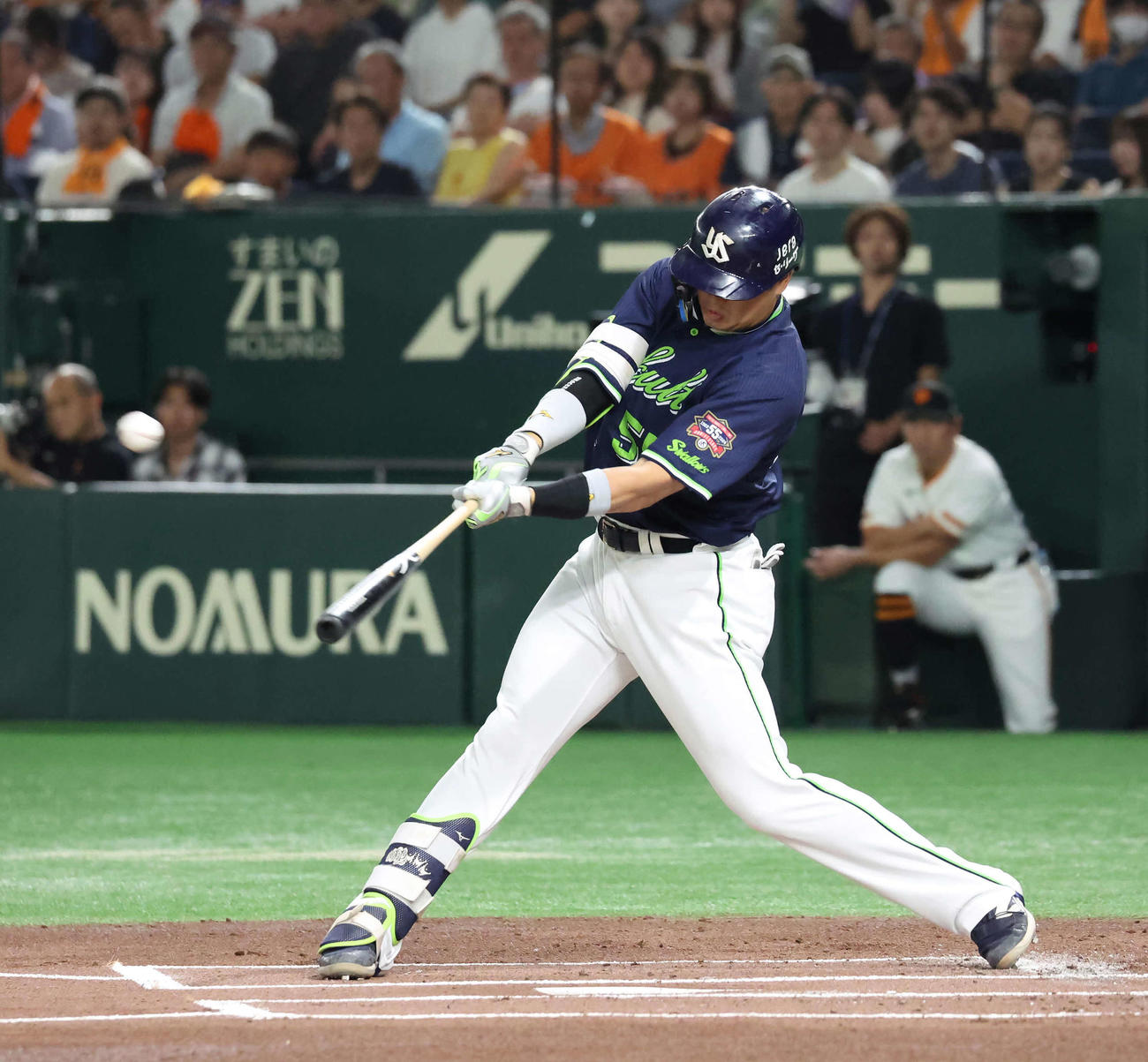 巨人対ヤクルト　1回表ヤクルト2死一塁、村上は先制の2点本塁打を放つ（撮影・丹羽敏通）