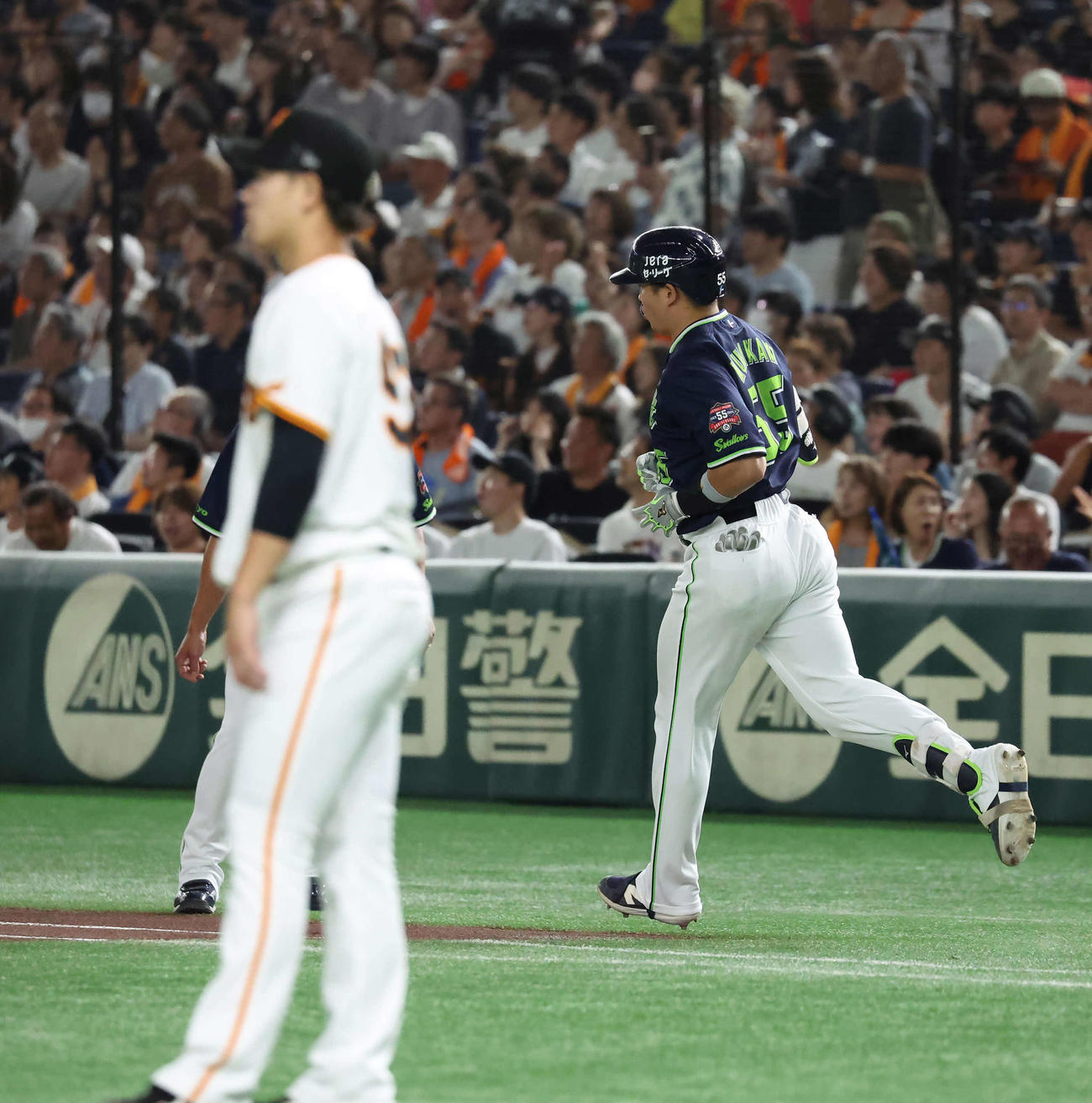 巨人対ヤクルト　1回表ヤクルト2死一塁、村上は井上から先制の2点本塁打を放つ（撮影・丹羽敏通）