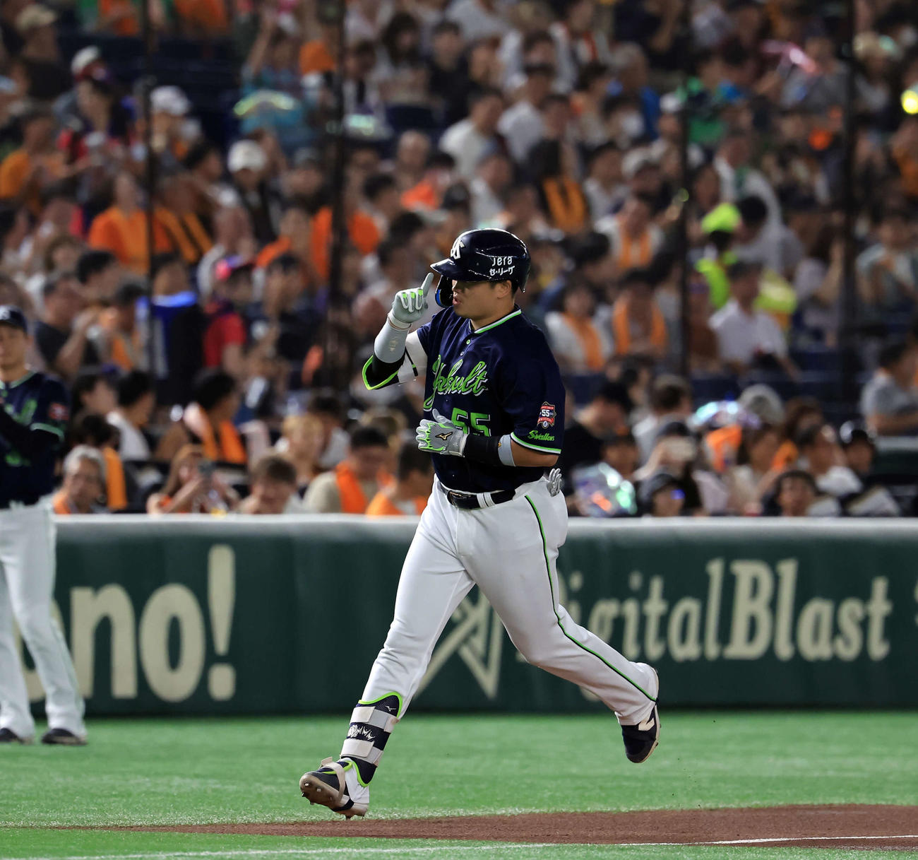 巨人対ヤクルト　1回表ヤクルト2死一塁、村上は中越え2点本塁打を放ち、ポーズをとって三塁を回る（撮影・浅見桂子）