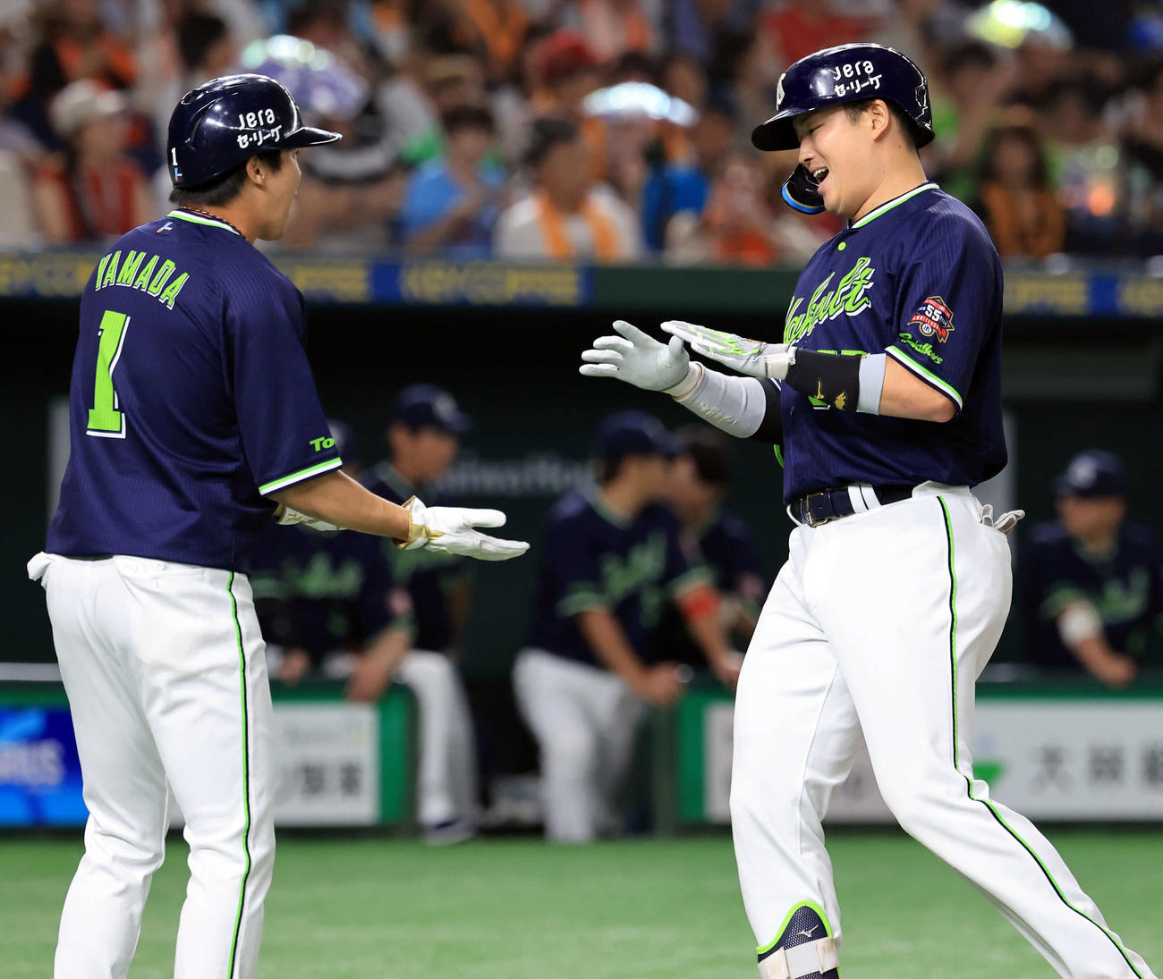 巨人対ヤクルト　1回表ヤクルト2死一塁、村上（右）は中越え2点本塁打を放ち、笑顔で山田とタッチ（撮影・浅見桂子）