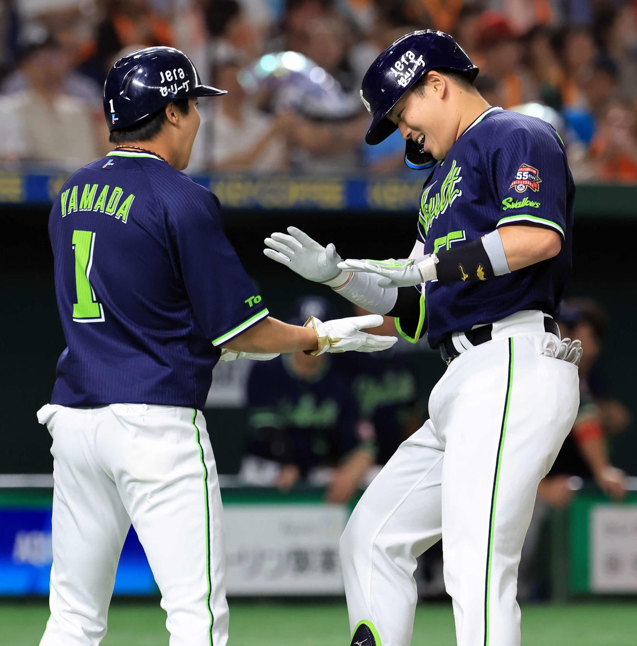 巨人対ヤクルト　1回表ヤクルト2死一塁、村上（右）は中越え2点本塁打を放ち、笑顔で山田哲人とハイタッチ（撮影・浅見桂子）