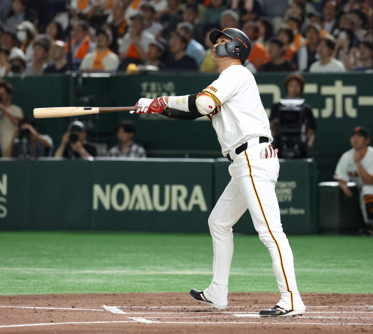 巨人対ヤクルト　2回裏巨人無死一塁、坂本勇は左中間フェンス直撃の二塁打を放つ（撮影・丹羽敏通）