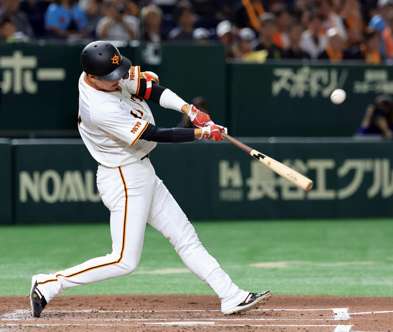 巨人対ヤクルト　2回裏巨人無死一塁、坂本は左二塁打を放つ（撮影・浅見桂子）