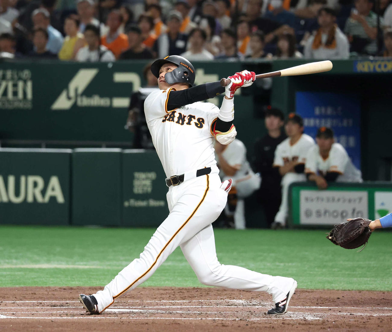 巨人対ヤクルト　2回裏巨人無死一塁、坂本勇は左中間フェンス直撃の二塁打を放つ（撮影・丹羽敏通）