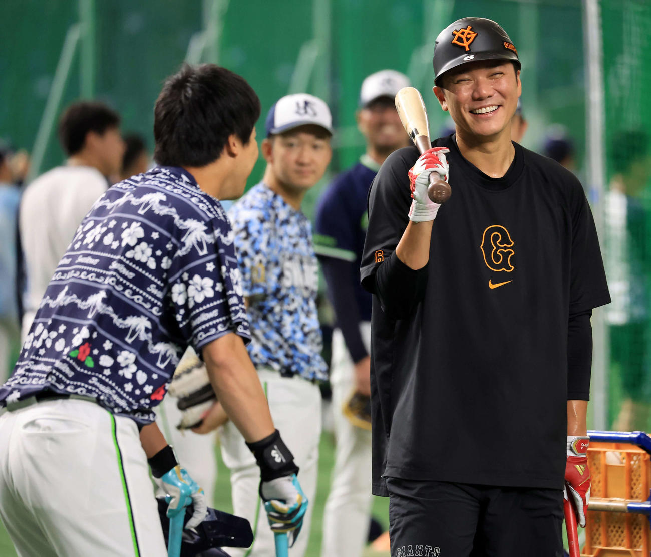 巨人対ヤクルト　ヤクルト山田（左）と談笑する巨人坂本（撮影・浅見桂子）