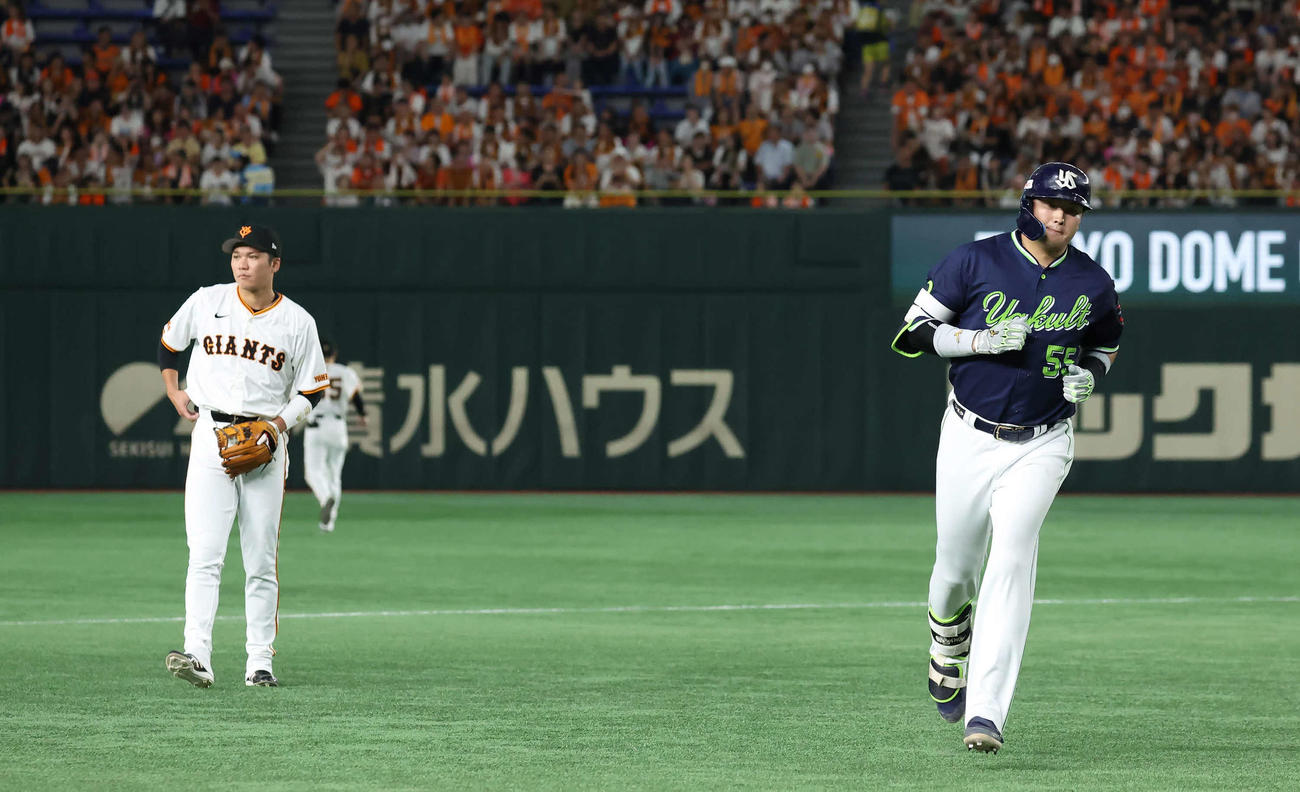 巨人対ヤクルト　1回表ヤクルト2死一塁、村上は先制の2点本塁打を放ち三塁へ向かう。左は三塁手坂本勇（撮影・丹羽敏通）