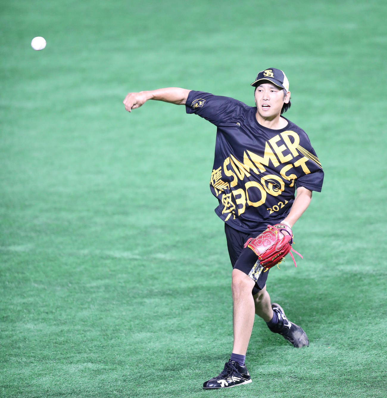 ソフトバンク対日本ハム　試合前練習中キャッチボールをする石川（撮影・鬼束羽瑠菜）
