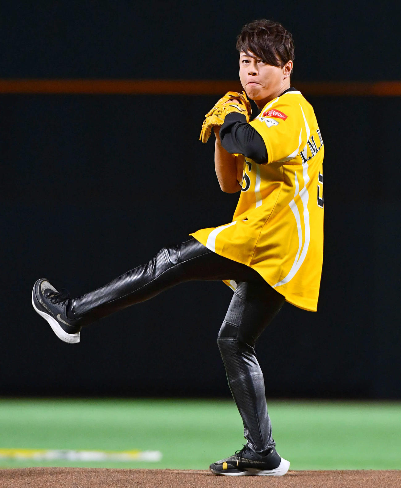 ソフトバンク対日本ハム　セレモニアルピッチを行う、T.M.Revolution西川貴教（撮影・岩下翔太）