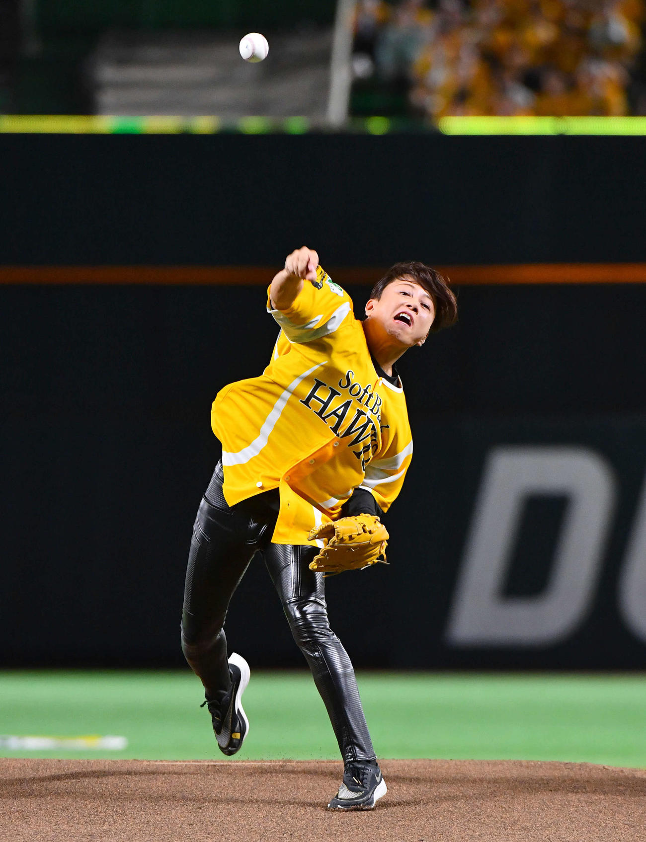 ソフトバンク対日本ハム　セレモニアルピッチを行う、T.M.Revolution西川貴教（撮影・岩下翔太）