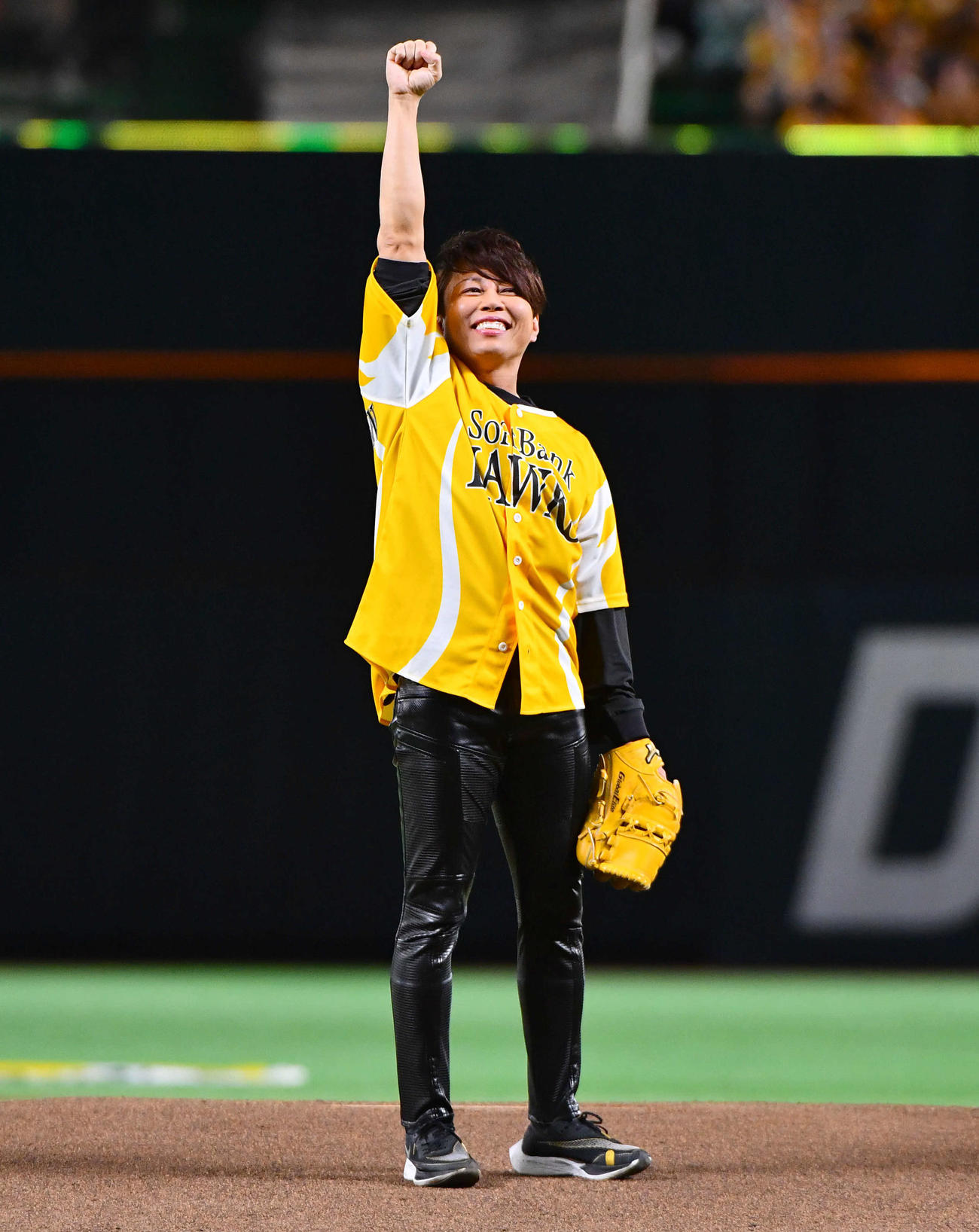 ソフトバンク対日本ハム　セレモニアルピッチで投球しガッツポーズする、T.M.Revolution西川貴教（撮影・岩下翔太）