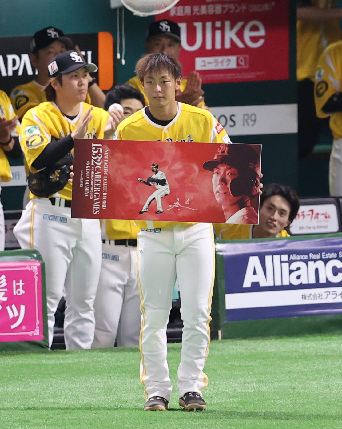 ソフトバンク対日本ハム　5回終了時にパリーグ最多試合数出場を達成した今宮は記念ボードを手にする（撮影・梅根麻紀）