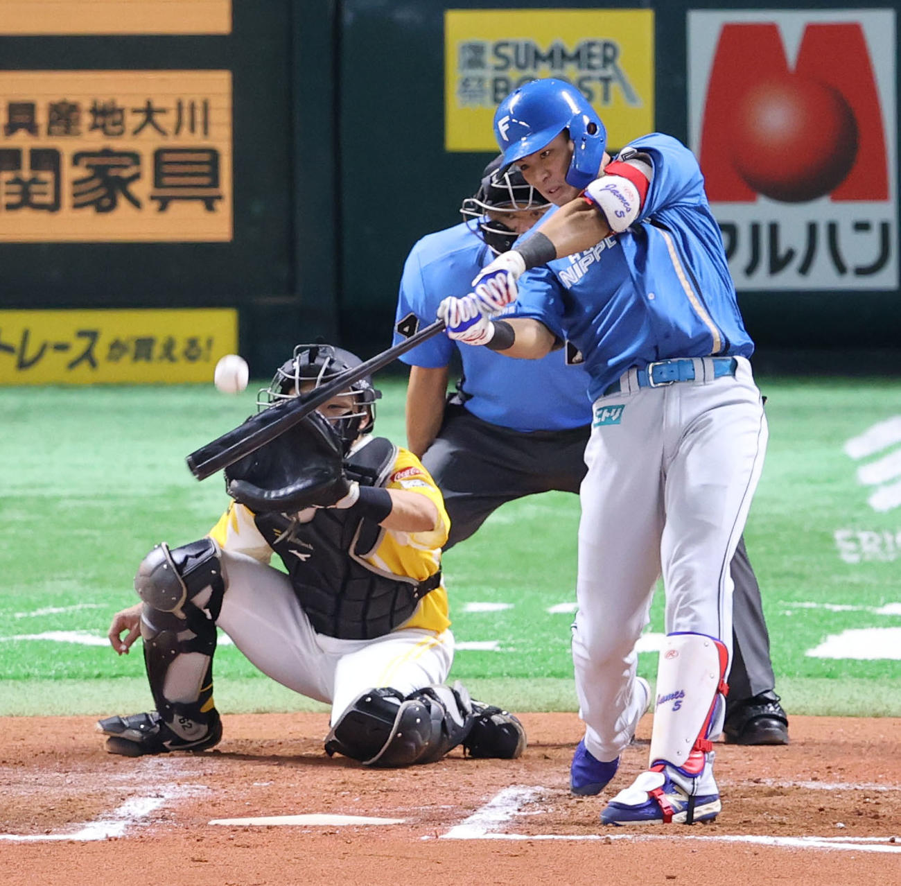 ソフトバンク対日本ハム　7回表日本ハム2死一塁、野村は中越えに逆転となる2点本塁打を放つ（撮影・梅根麻紀）