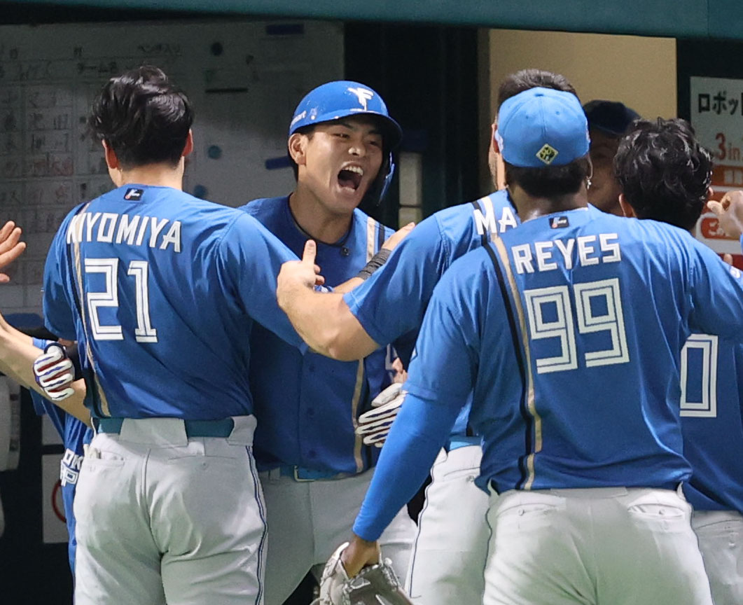 ソフトバンク対日本ハム　7回表日本ハム2死一塁、野村は中越えに逆転となる2点本塁打を放ちベンチのナインとハイタッチ（撮影・梅根麻紀）