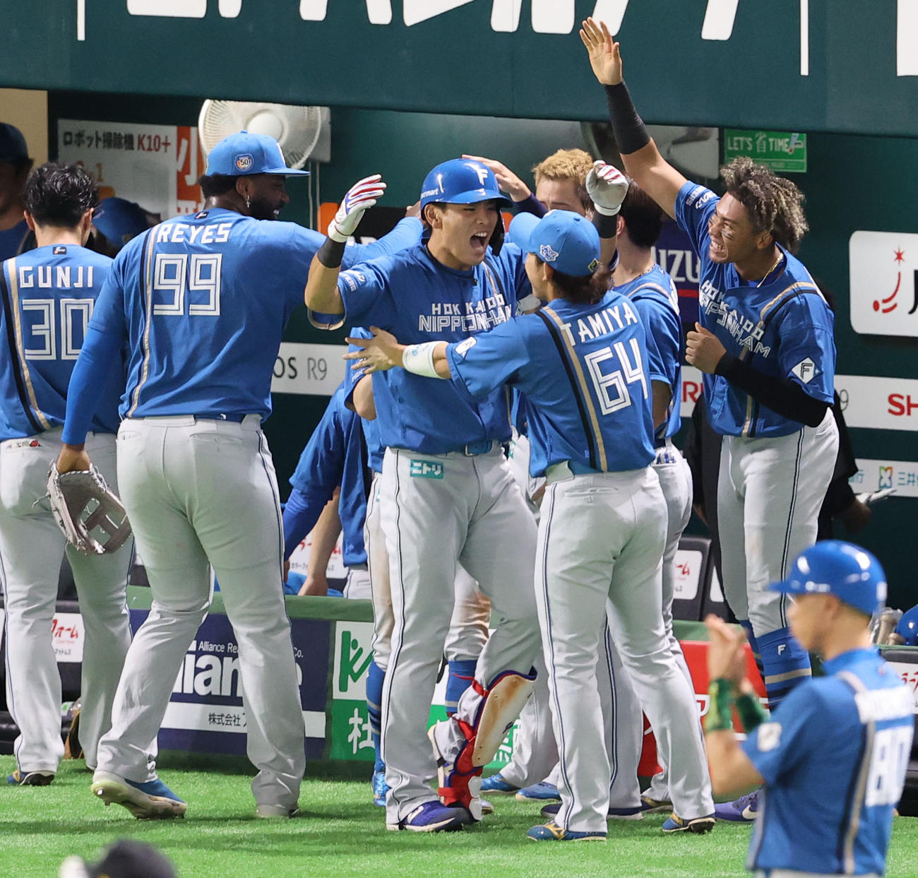 ソフトバンク対日本ハム　7回表日本ハム2死一塁、野村は中越えに逆転となる2点本塁打を放ちベンチのナインとハイタッチ（撮影・梅根麻紀）