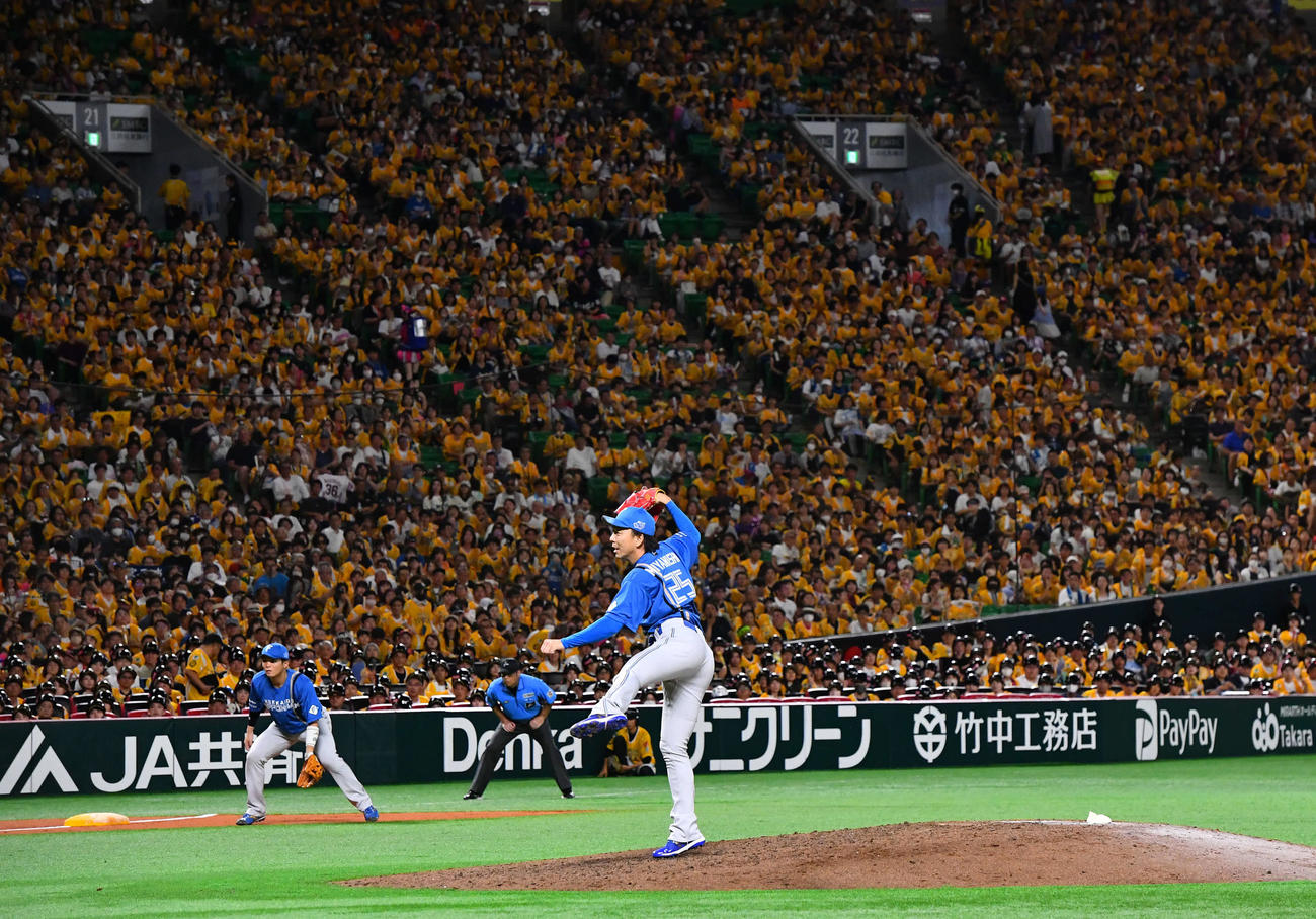 ソフトバンク対日本ハム　8回裏から登板した、日本ハム2番手の宮西（撮影・岩下翔太）