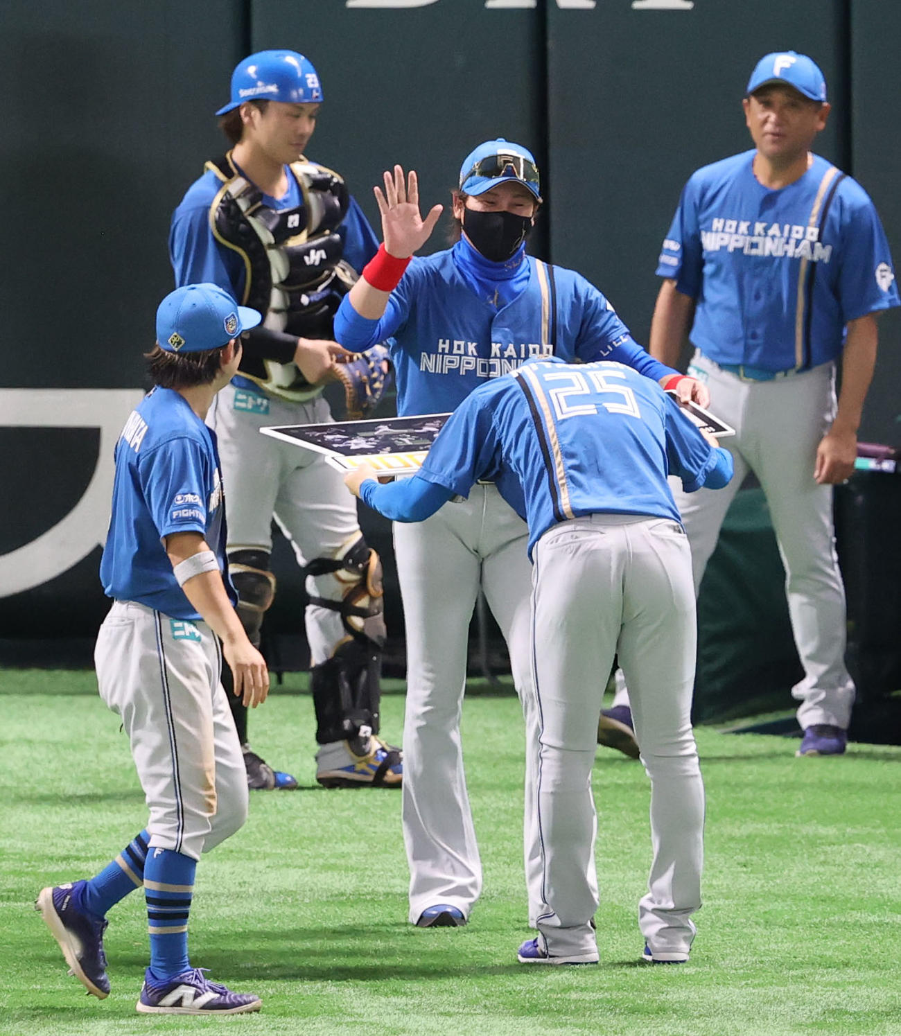 ソフトバンク対日本ハム　8回で通算400ホールドを達成した宮西、祝福する新庄監督（撮影・梅根麻紀）