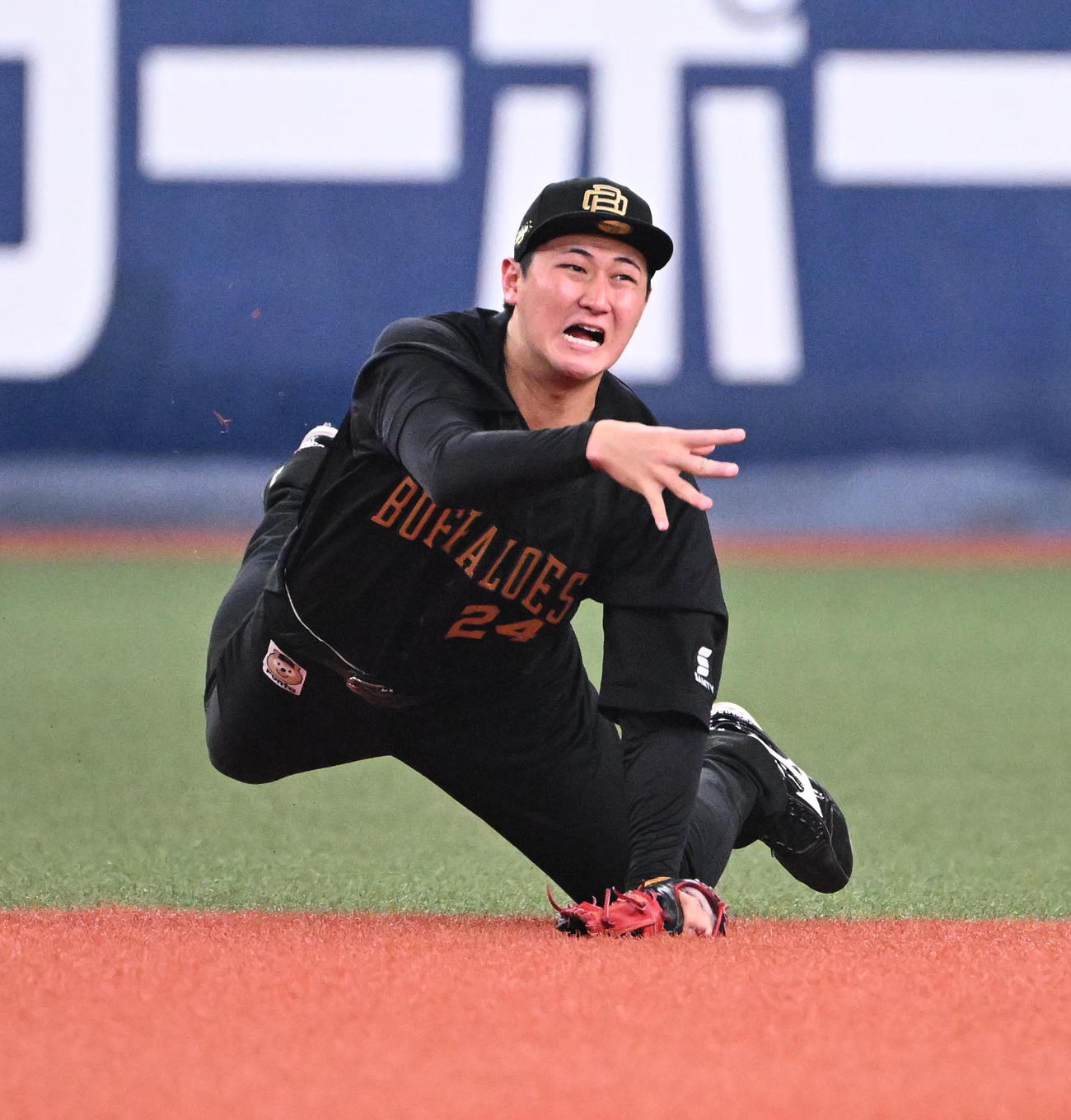 オリックス対ロッテ　8回表ロッテ2死一、三塁、佐藤の打球を好捕し二塁へ送球、封殺する遊撃手紅林（撮影・和賀正仁）