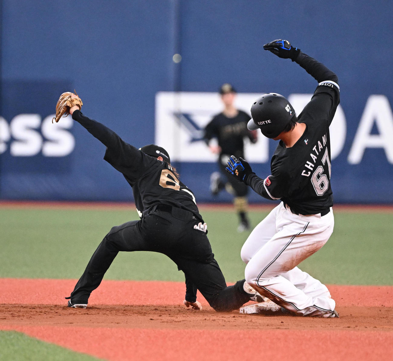 オリックス対ロッテ　8回表ロッテ2死一、三塁、佐藤の打球を好捕し二塁へ送球、封殺する遊撃手紅林、走者茶谷、野手大里（撮影・和賀正仁）