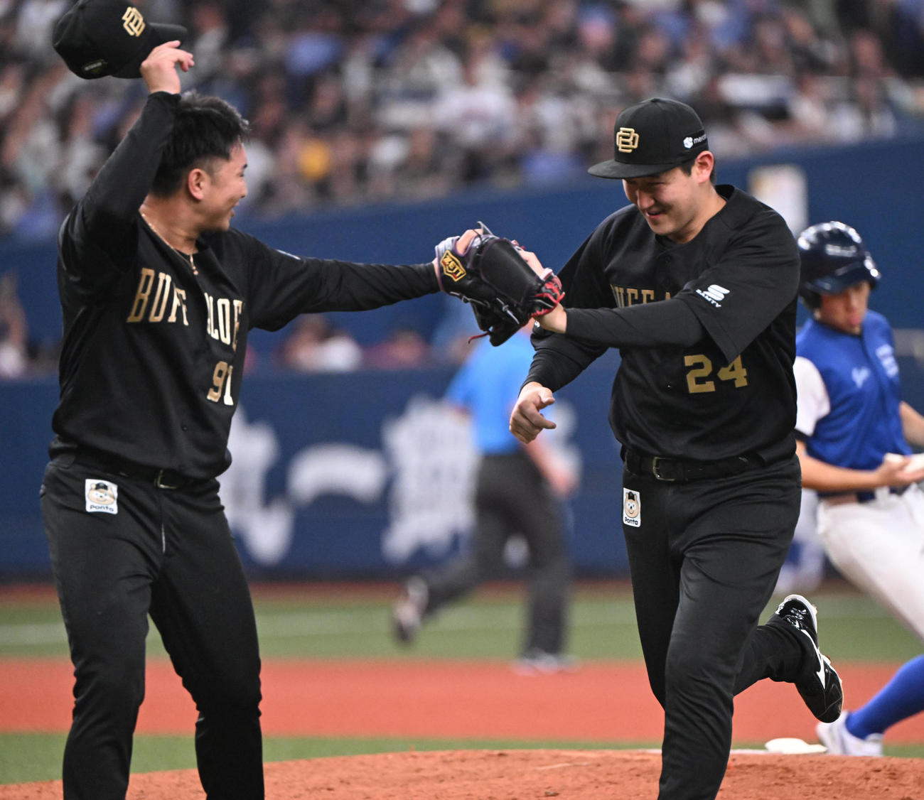 オリックス対ロッテ　8回表ロッテ2死一、三塁、佐藤の打球を好捕した遊撃手紅林（右）は古田島とタッチ（撮影・和賀正仁）