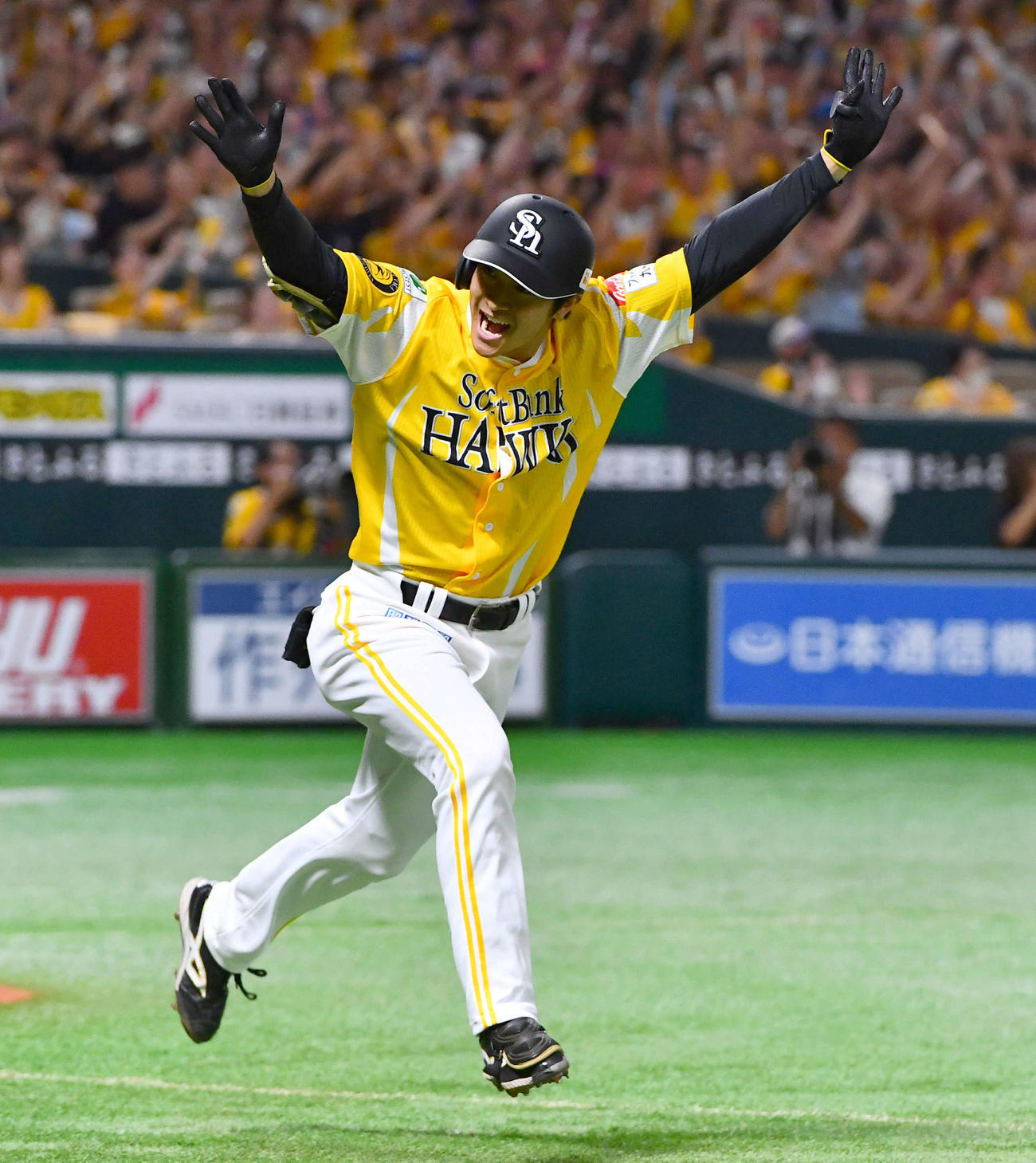 ソフトバンク対日本ハム　9回裏ソフトバンク1死二、三塁、中前へサヨナラ打を放ち、ばんざいしながら駆けだす柳町（撮影・岩下翔太）